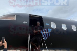 体育新闻-只差官宣！曼联门将奥纳纳落地土耳其，在飞机前展示特拉布宗球衣