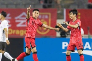 国足惨败，赛鸟拒绝传球，球员球裤没脏，韩国教练模仿李铁吹头发