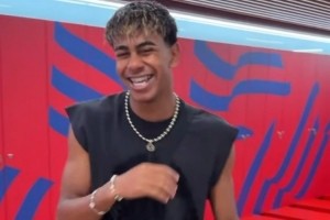 体育平台-阿劳霍社媒晒视频，吐槽亚马尔等队友的穿搭：谁最糟糕？